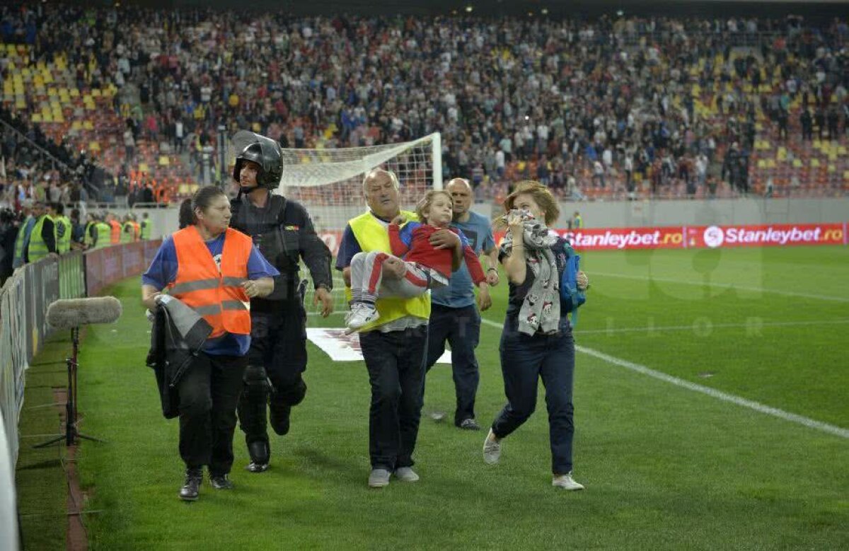 GALERIE FOTO Gestul emoționant făcut de Niculae în derby-ul cu CSA Steaua » Atacantul rapidist a salvat un copil stelist