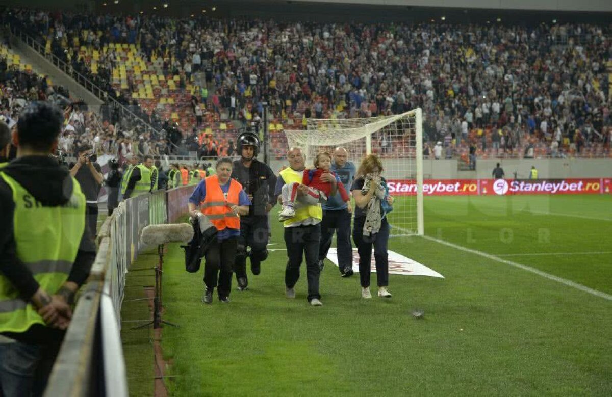 GALERIE FOTO Gestul emoționant făcut de Niculae în derby-ul cu CSA Steaua » Atacantul rapidist a salvat un copil stelist