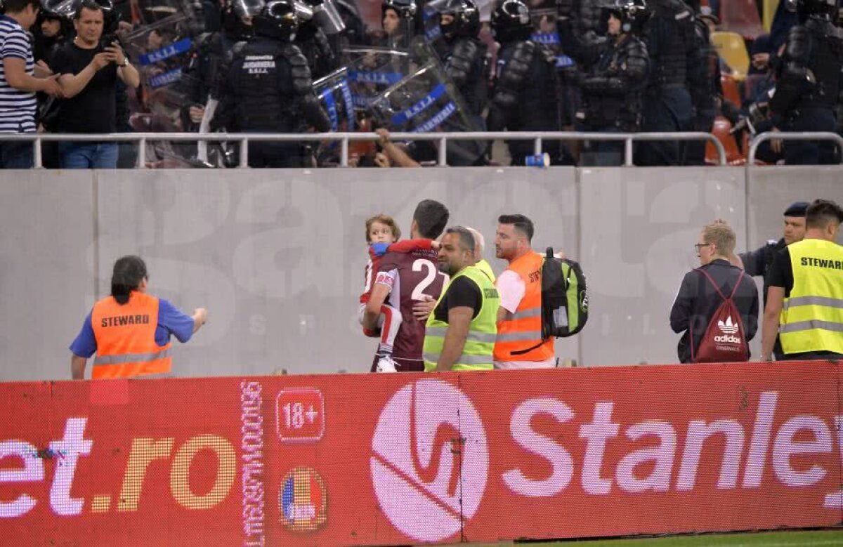 GALERIE FOTO Gestul emoționant făcut de Niculae în derby-ul cu CSA Steaua » Atacantul rapidist a salvat un copil stelist