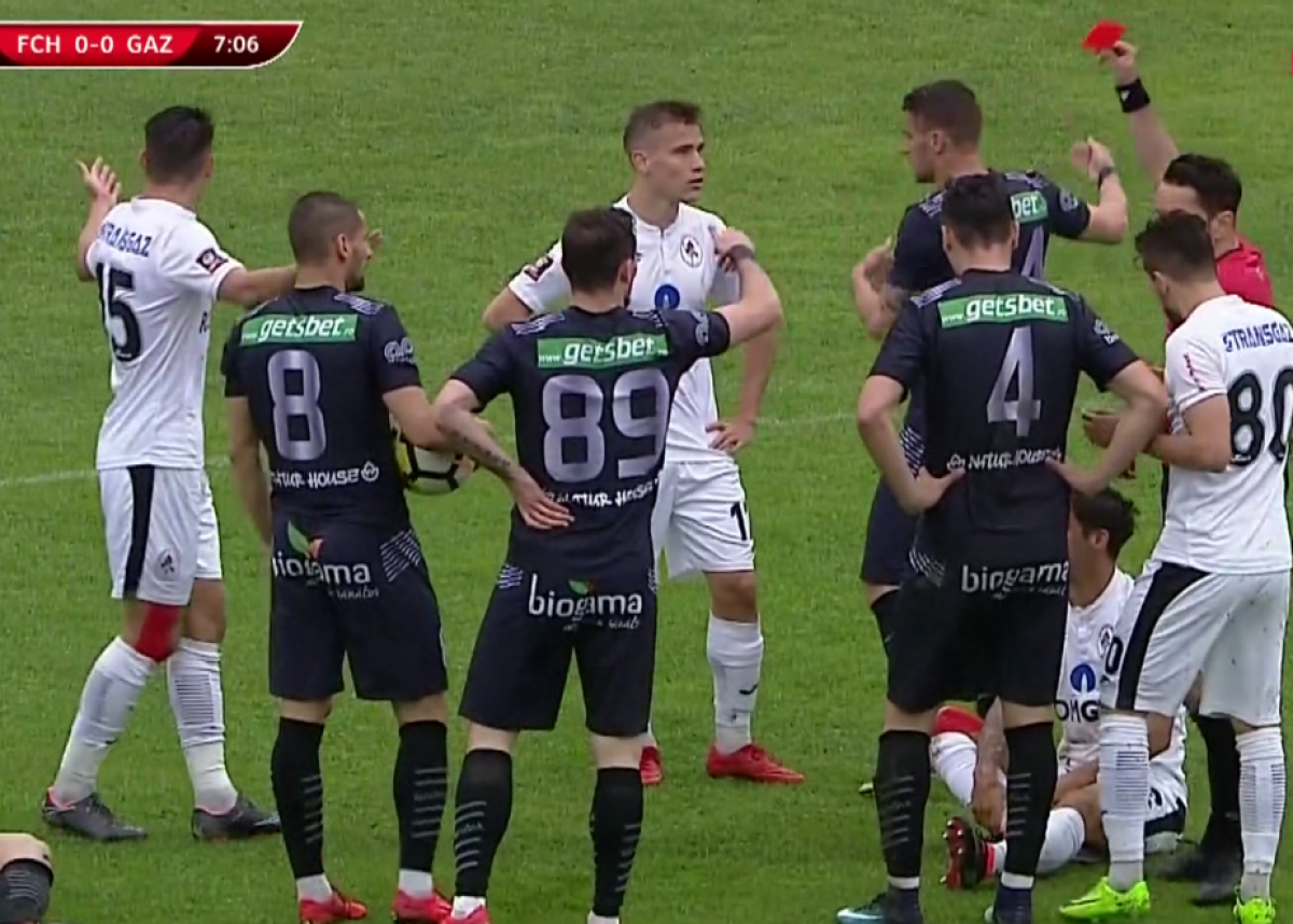 FOTO Cartonaș roșu în minutul 8 al primei semifinale din Cupa României