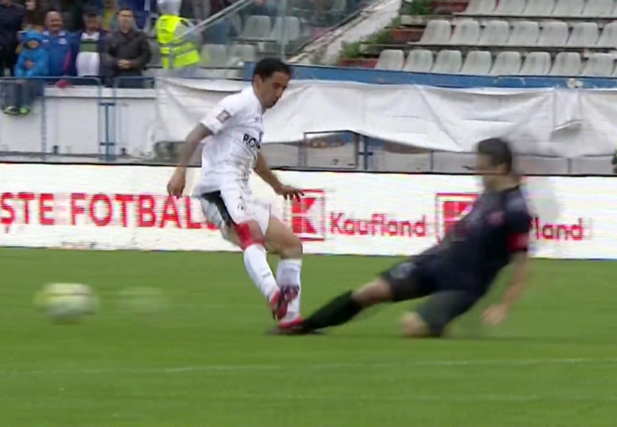 FOTO Cartonaș roșu în minutul 8 al primei semifinale din Cupa României