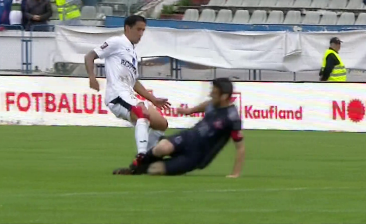 FOTO Cartonaș roșu în minutul 8 al primei semifinale din Cupa României