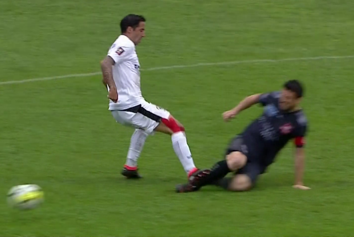 FOTO Cartonaș roșu în minutul 8 al primei semifinale din Cupa României