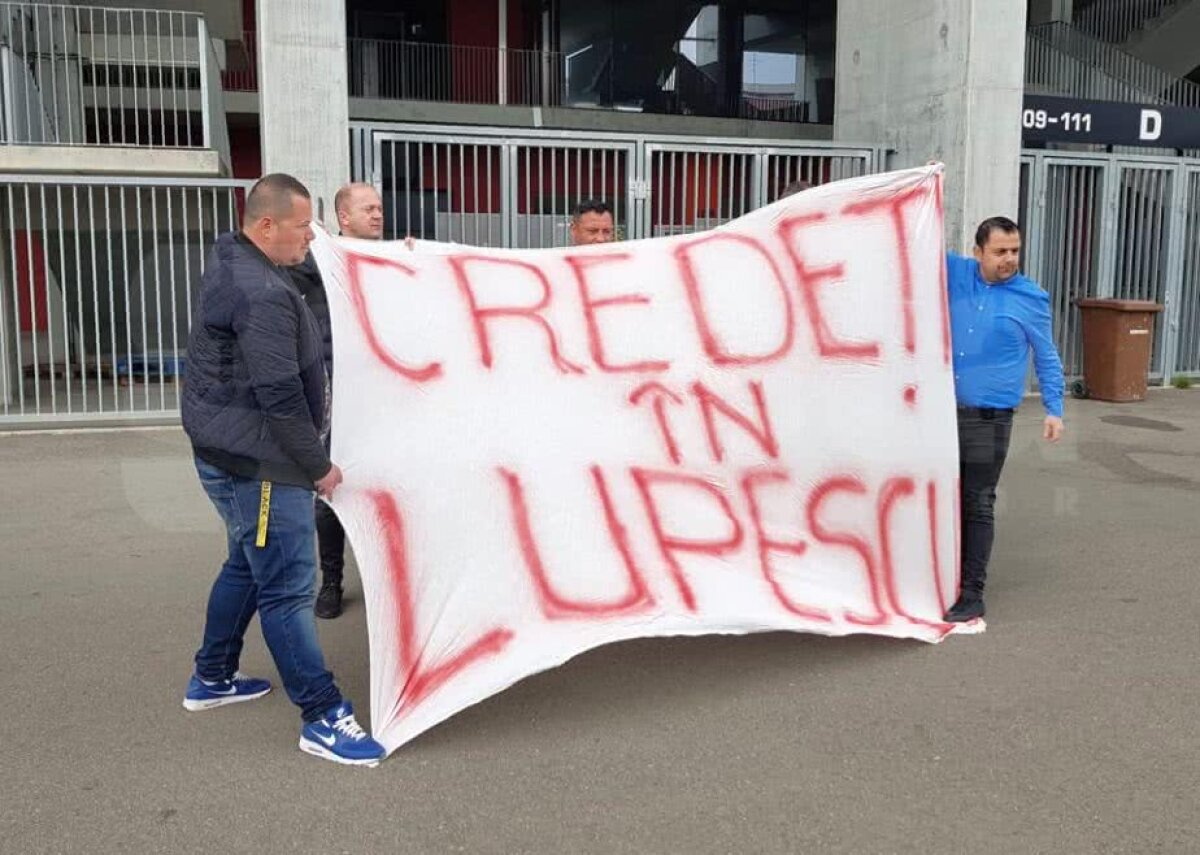 ALEGERILE FRF // VIDEO + FOTO Susținători neașteptați pentru Ionuț Lupescu » Mesajul afișat în fața sediului FRF