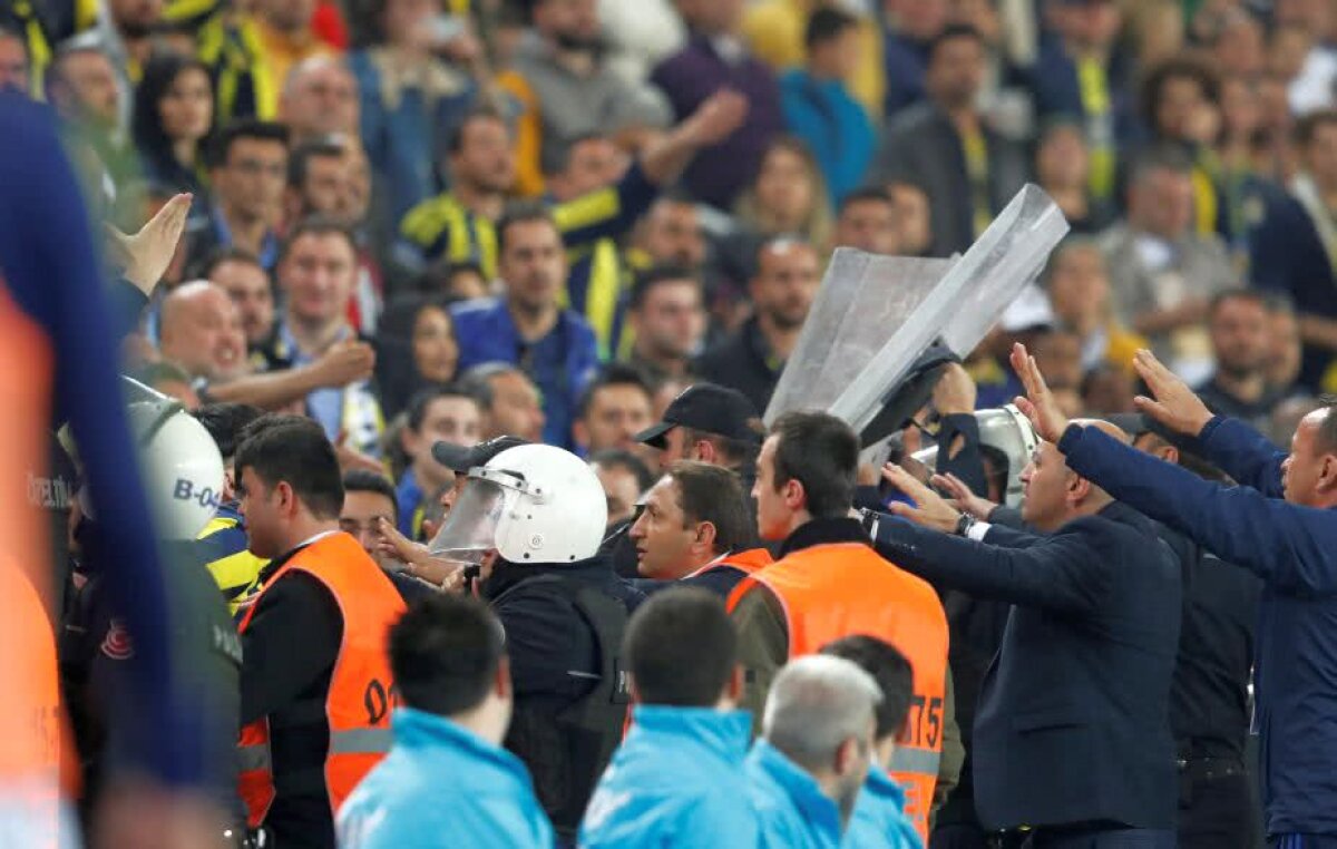 VIDEO + FOTO Evenimente incredibile la Fenerbahce - Beșiktaș! Antrenorul oaspeților a ajuns la spital și s-a ales cu 5 cusături în creștetul capului » Meciul a fost oprit