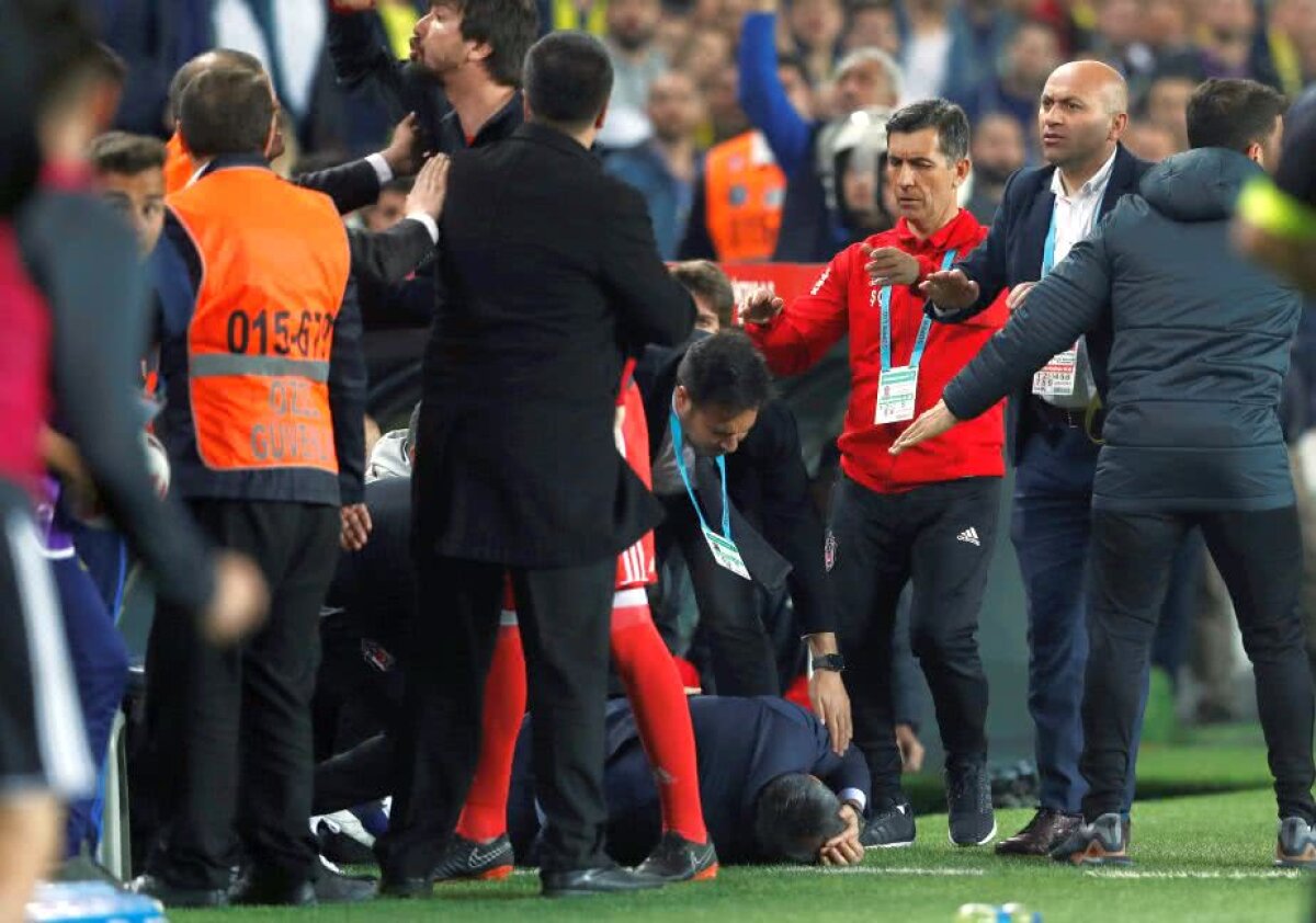 VIDEO + FOTO Evenimente incredibile la Fenerbahce - Beșiktaș! Antrenorul oaspeților a ajuns la spital și s-a ales cu 5 cusături în creștetul capului » Meciul a fost oprit