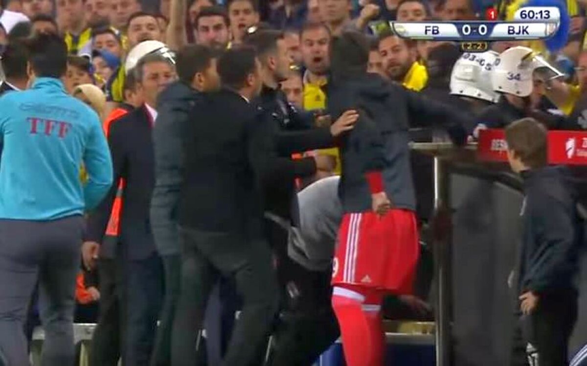 VIDEO + FOTO Bătaie groaznică între oficialii lui Fener și Beșiktaș » Imagini nemaivăzute pe un teren de fotbal
