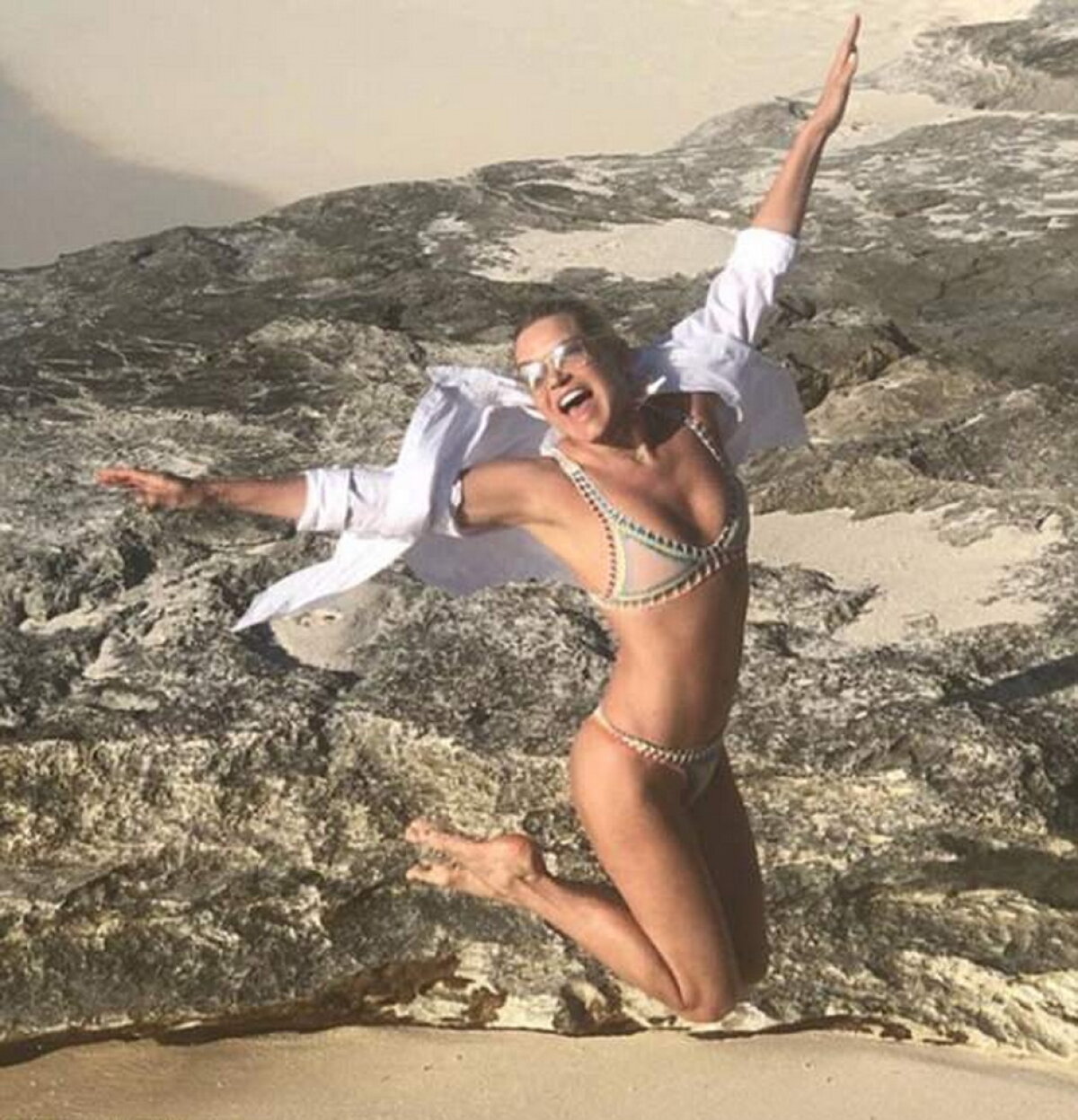 FOTO Gigi şi Bella Hadid arată splendid. Dar stai să o vezi pe mama lor, la 54 de ani!