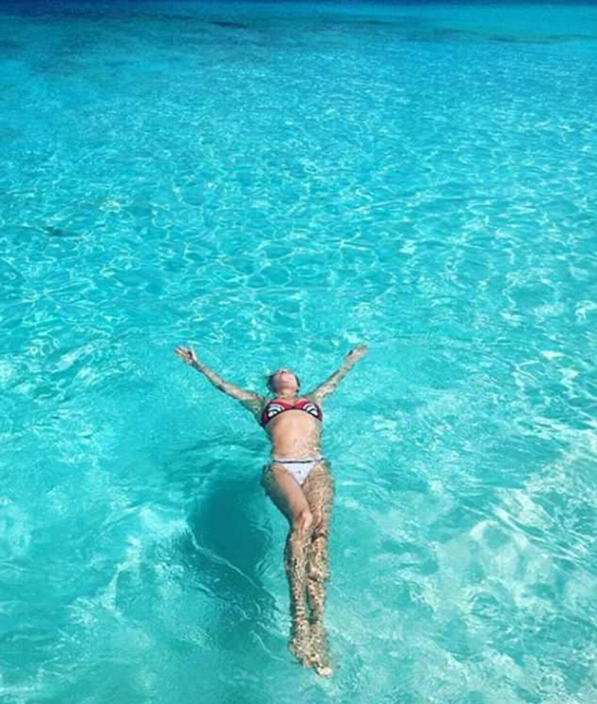 FOTO Gigi şi Bella Hadid arată splendid. Dar stai să o vezi pe mama lor, la 54 de ani!