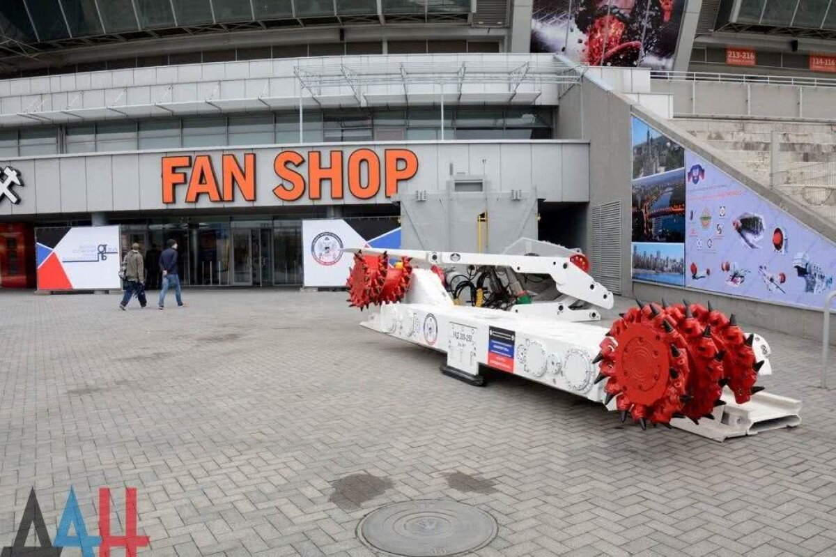 FOTO Imagini antologice din Ucraina. Bijuteria care a găzduit semifinalele Euro transformată în expoziție pentru obiecte de minerit