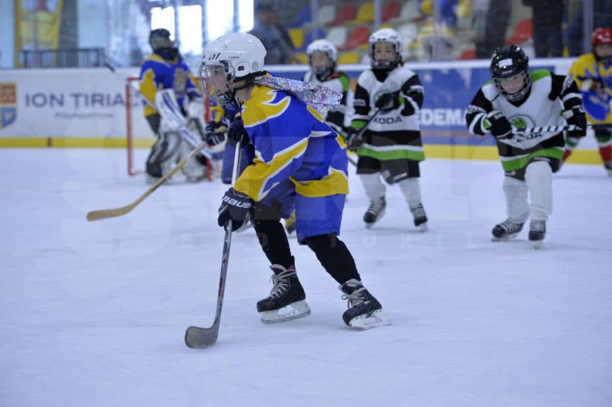 GALERIE FOTO + VIDEO Zâmbete și dăruire pe gheață » Imagini savuroase de la Cupa Primăverii, cel mai spectaculos eveniment de hochei pe gheață pentru copii 