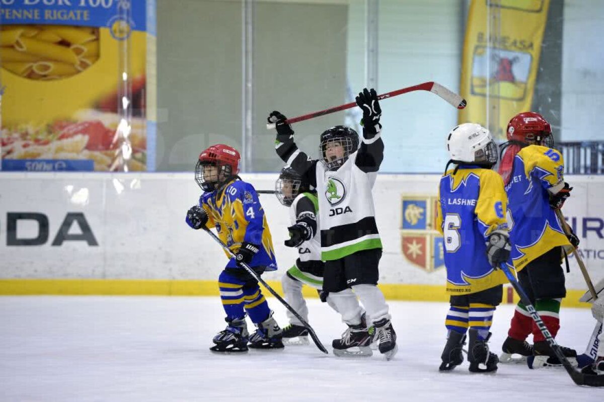 GALERIE FOTO + VIDEO Zâmbete și dăruire pe gheață » Imagini savuroase de la Cupa Primăverii, cel mai spectaculos eveniment de hochei pe gheață pentru copii 