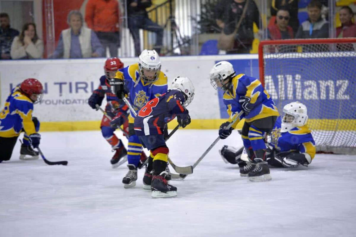 GALERIE FOTO + VIDEO Zâmbete și dăruire pe gheață » Imagini savuroase de la Cupa Primăverii, cel mai spectaculos eveniment de hochei pe gheață pentru copii 