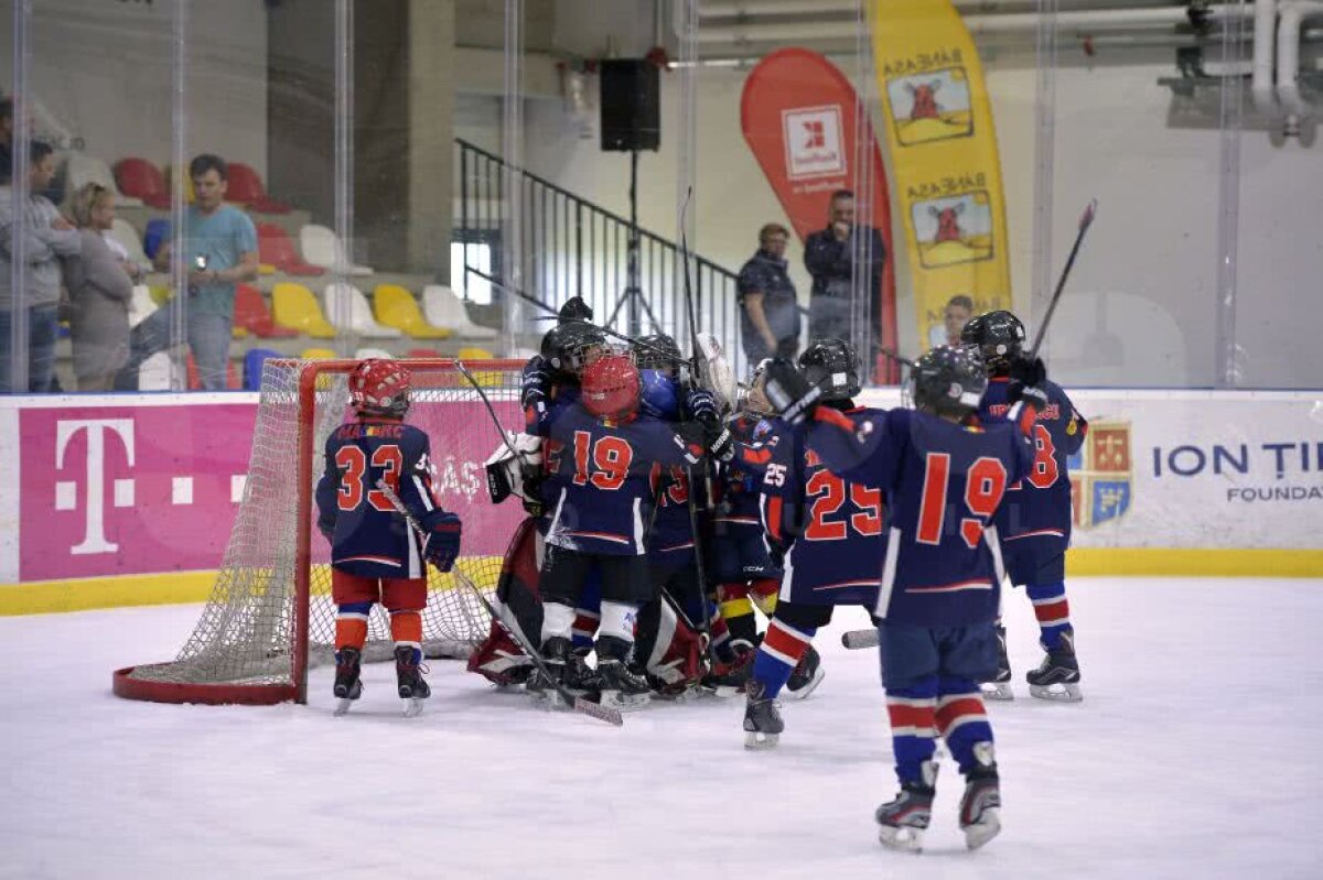 GALERIE FOTO + VIDEO Zâmbete și dăruire pe gheață » Imagini savuroase de la Cupa Primăverii, cel mai spectaculos eveniment de hochei pe gheață pentru copii 