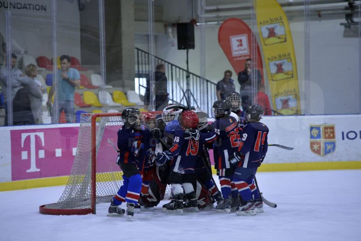 GALERIE FOTO + VIDEO Zâmbete și dăruire pe gheață » Imagini savuroase de la Cupa Primăverii, cel mai spectaculos eveniment de hochei pe gheață pentru copii 