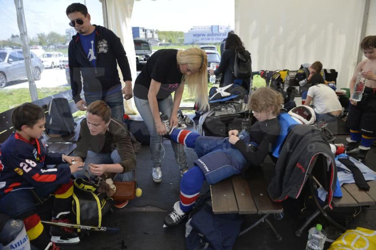 GALERIE FOTO + VIDEO Zâmbete și dăruire pe gheață » Imagini savuroase de la Cupa Primăverii, cel mai spectaculos eveniment de hochei pe gheață pentru copii 