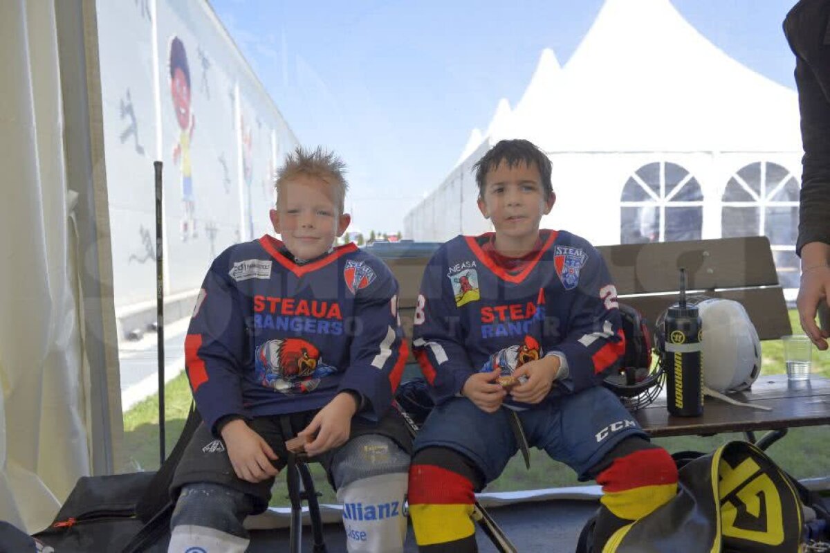 GALERIE FOTO + VIDEO Zâmbete și dăruire pe gheață » Imagini savuroase de la Cupa Primăverii, cel mai spectaculos eveniment de hochei pe gheață pentru copii 