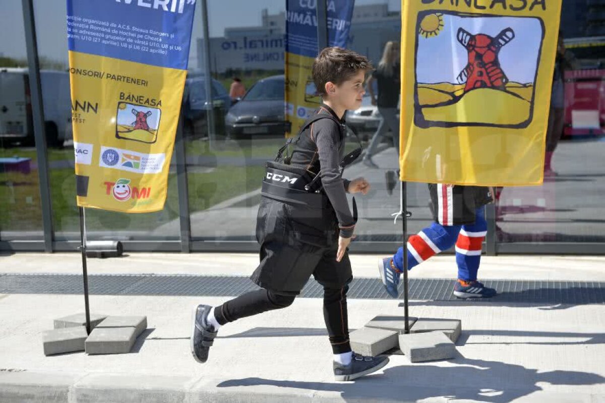 GALERIE FOTO + VIDEO Zâmbete și dăruire pe gheață » Imagini savuroase de la Cupa Primăverii, cel mai spectaculos eveniment de hochei pe gheață pentru copii 