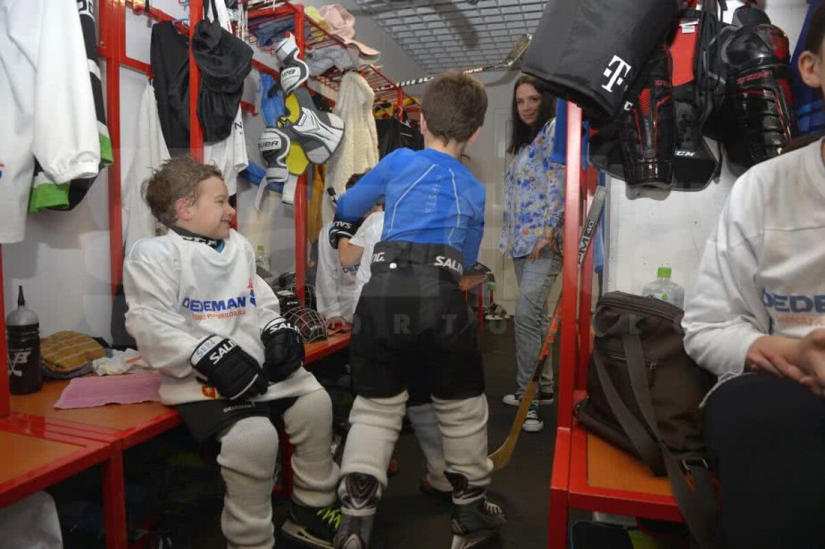 GALERIE FOTO + VIDEO Zâmbete și dăruire pe gheață » Imagini savuroase de la Cupa Primăverii, cel mai spectaculos eveniment de hochei pe gheață pentru copii 