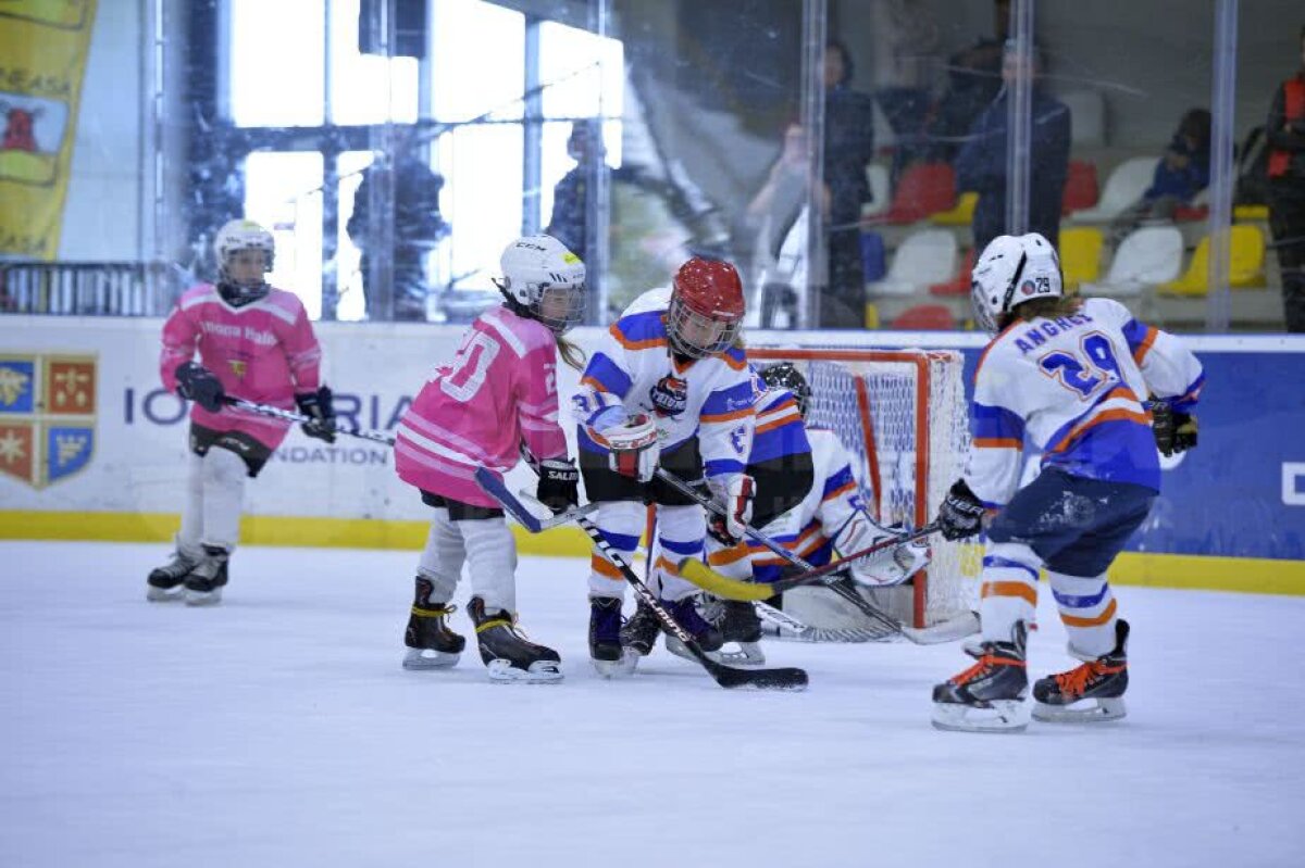 GALERIE FOTO + VIDEO Zâmbete și dăruire pe gheață » Imagini savuroase de la Cupa Primăverii, cel mai spectaculos eveniment de hochei pe gheață pentru copii 