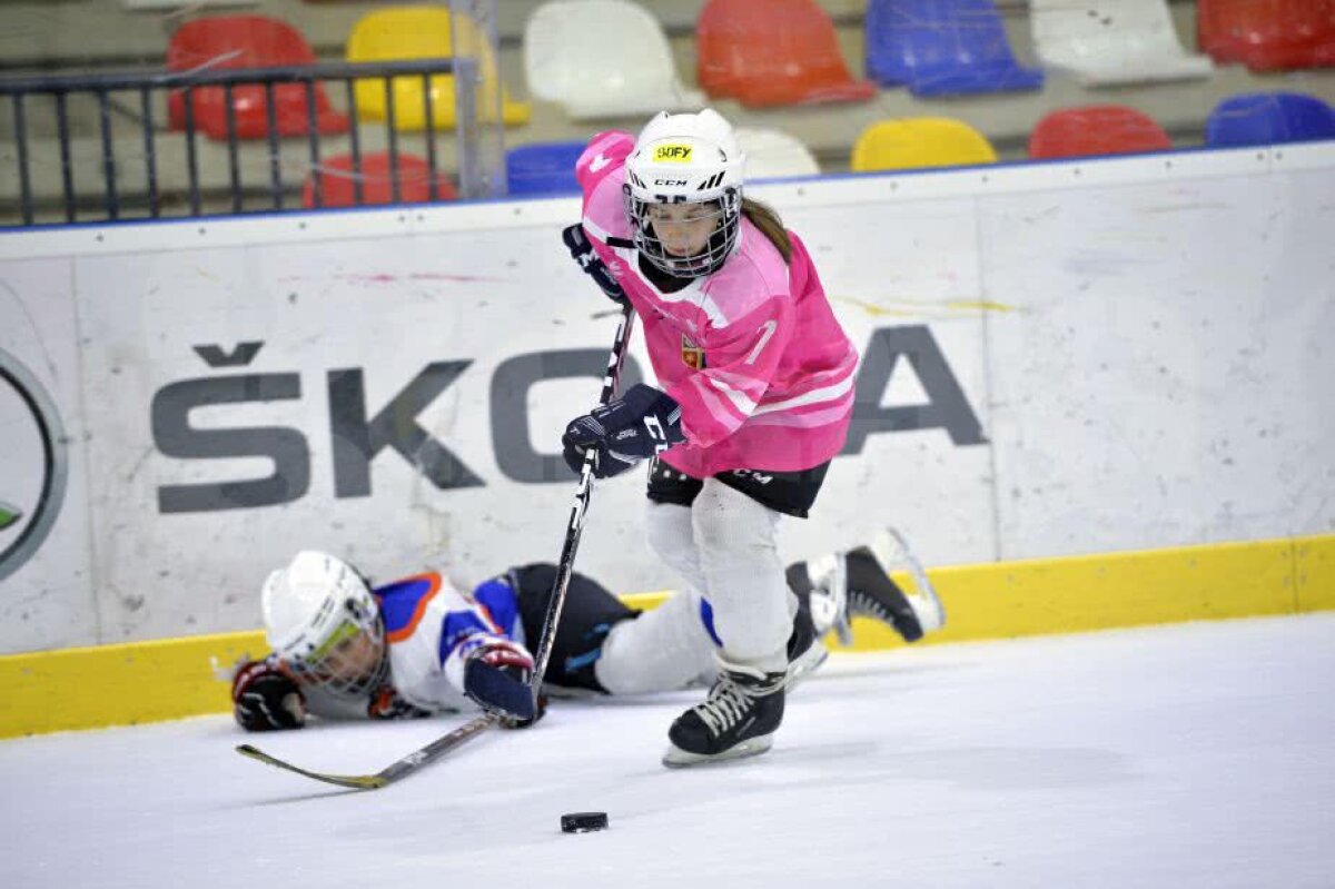 GALERIE FOTO + VIDEO Zâmbete și dăruire pe gheață » Imagini savuroase de la Cupa Primăverii, cel mai spectaculos eveniment de hochei pe gheață pentru copii 