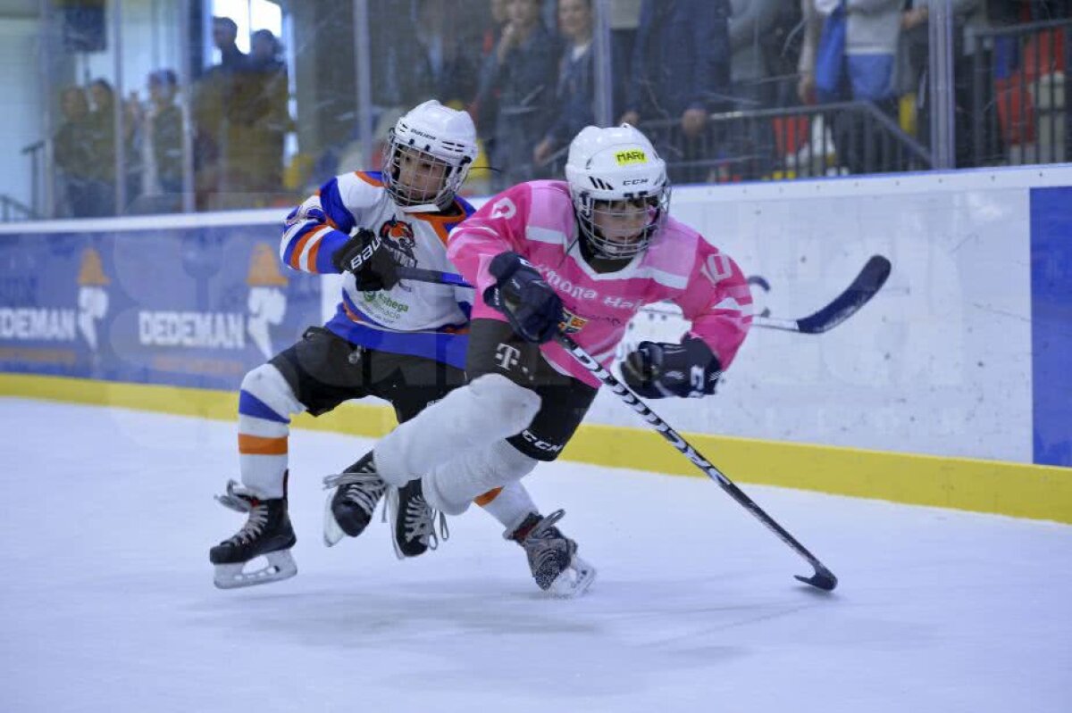 GALERIE FOTO + VIDEO Zâmbete și dăruire pe gheață » Imagini savuroase de la Cupa Primăverii, cel mai spectaculos eveniment de hochei pe gheață pentru copii 