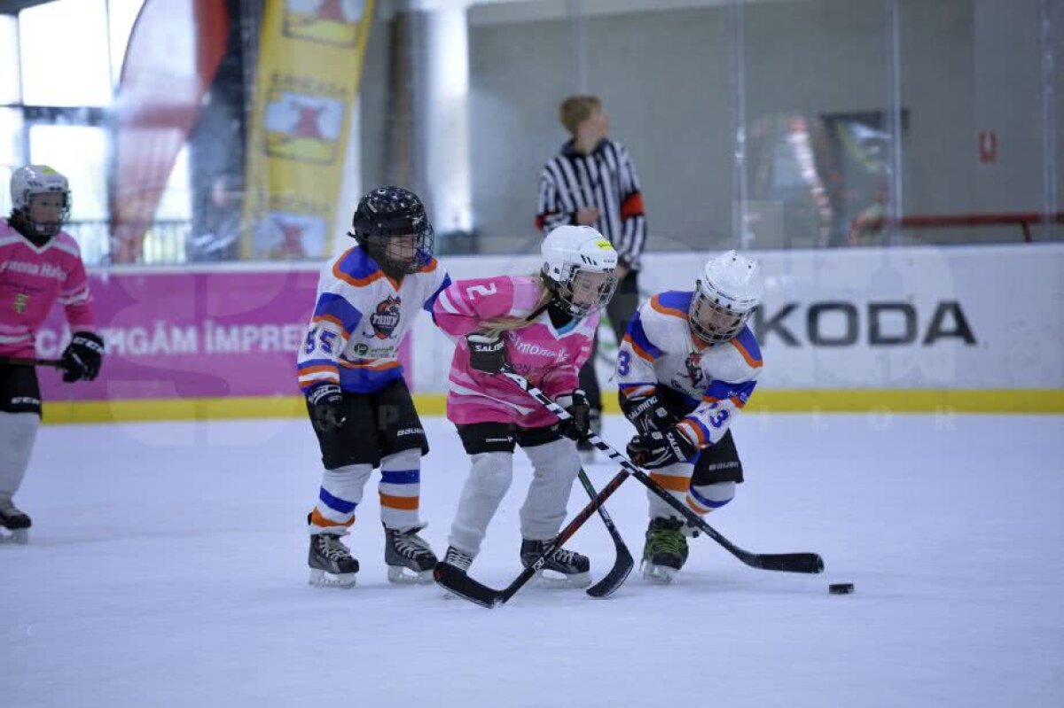 GALERIE FOTO + VIDEO Zâmbete și dăruire pe gheață » Imagini savuroase de la Cupa Primăverii, cel mai spectaculos eveniment de hochei pe gheață pentru copii 