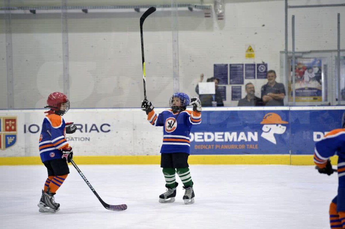 GALERIE FOTO + VIDEO Zâmbete și dăruire pe gheață » Imagini savuroase de la Cupa Primăverii, cel mai spectaculos eveniment de hochei pe gheață pentru copii 