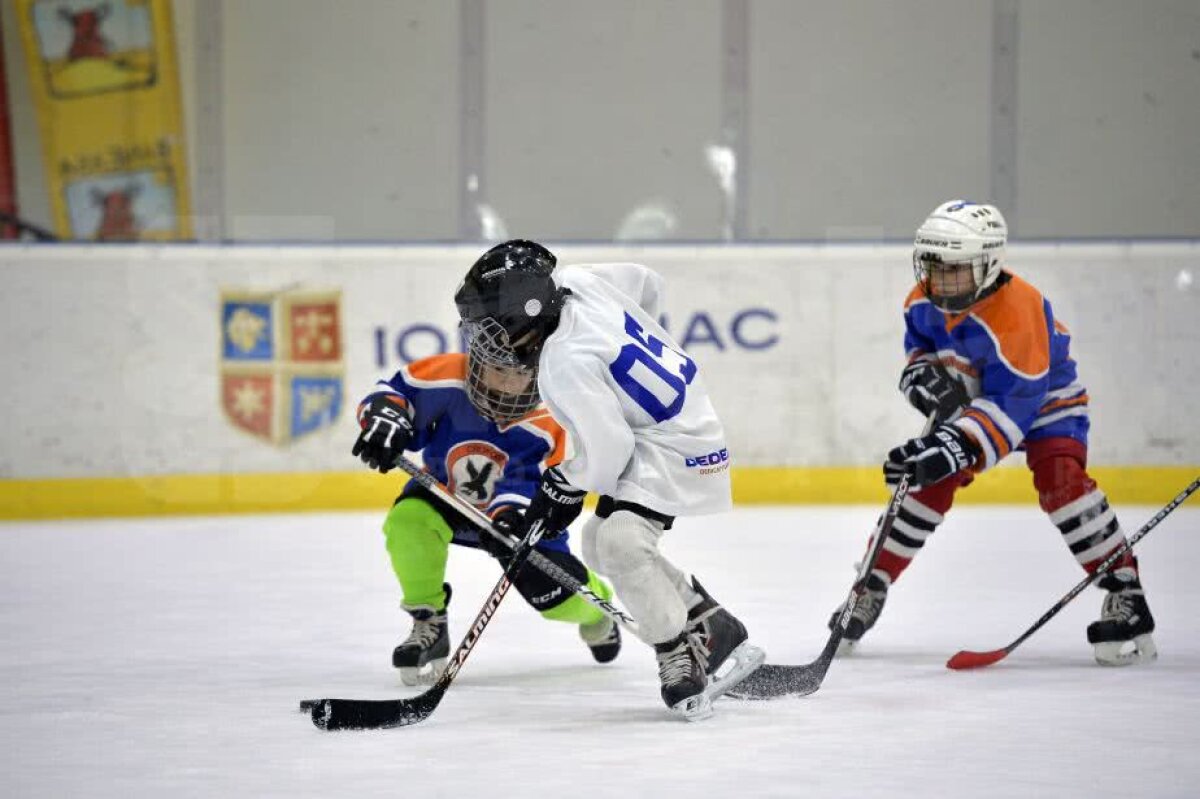 GALERIE FOTO + VIDEO Zâmbete și dăruire pe gheață » Imagini savuroase de la Cupa Primăverii, cel mai spectaculos eveniment de hochei pe gheață pentru copii 