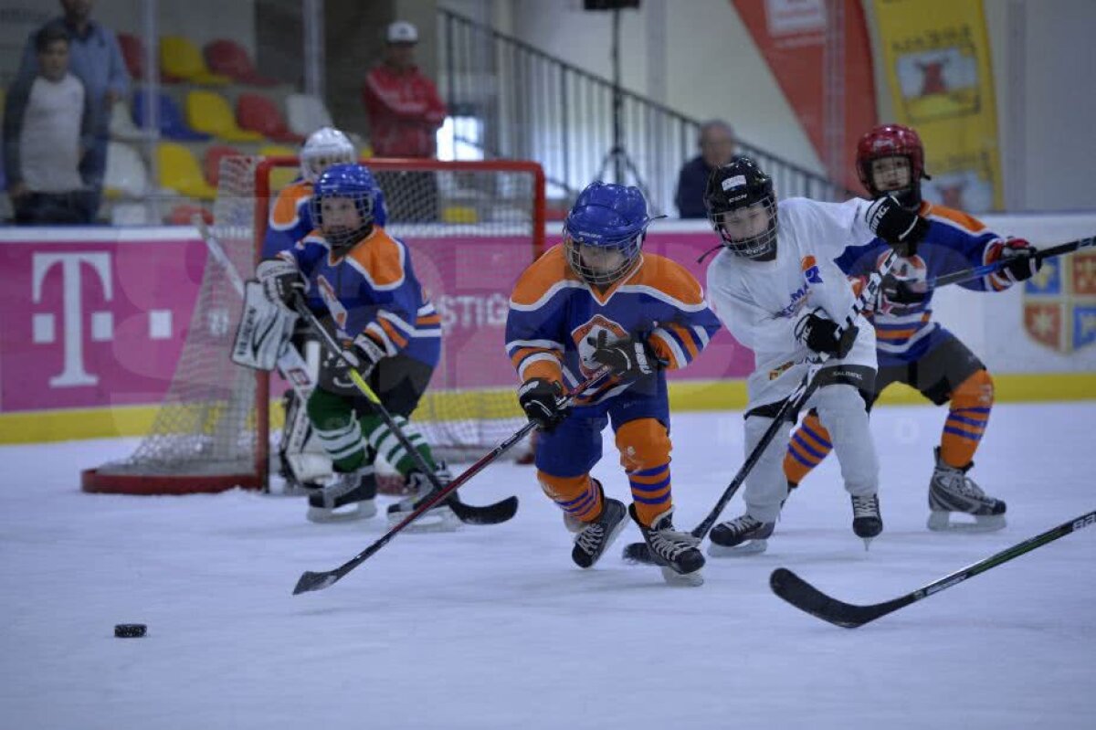 GALERIE FOTO + VIDEO Zâmbete și dăruire pe gheață » Imagini savuroase de la Cupa Primăverii, cel mai spectaculos eveniment de hochei pe gheață pentru copii 
