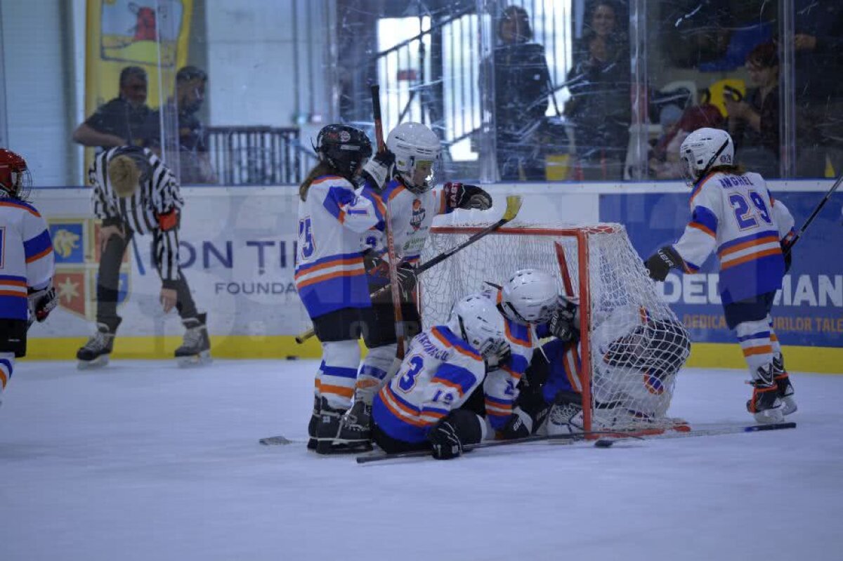 GALERIE FOTO + VIDEO Zâmbete și dăruire pe gheață » Imagini savuroase de la Cupa Primăverii, cel mai spectaculos eveniment de hochei pe gheață pentru copii 