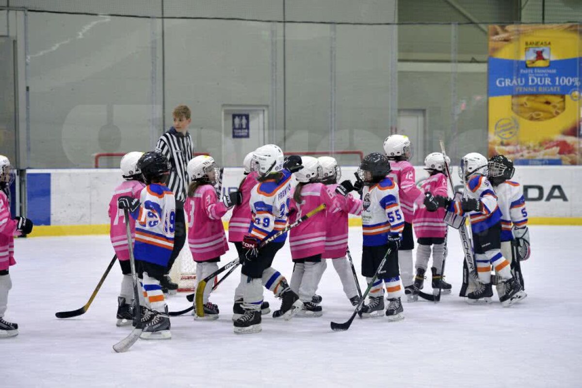 GALERIE FOTO + VIDEO Zâmbete și dăruire pe gheață » Imagini savuroase de la Cupa Primăverii, cel mai spectaculos eveniment de hochei pe gheață pentru copii 