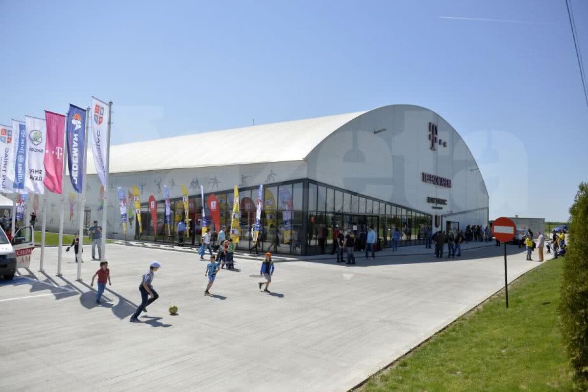 GALERIE FOTO + VIDEO Zâmbete și dăruire pe gheață » Imagini savuroase de la Cupa Primăverii, cel mai spectaculos eveniment de hochei pe gheață pentru copii 