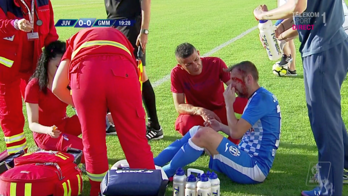 FOTO Imagini teribile de la Voluntari! Ciocnire violentă: un jucător a ieșit de pe teren plin de sânge :O