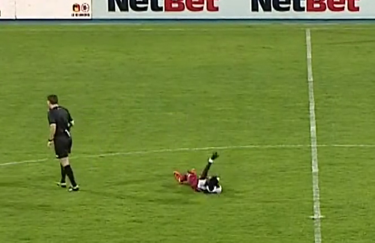 VIDEO FOTO Coincidență incredibilă în Liga 1 » Doi jucători s-au rupt la aceeași fază, fără să se atingă! Probleme mari pentru Dan Petrescu