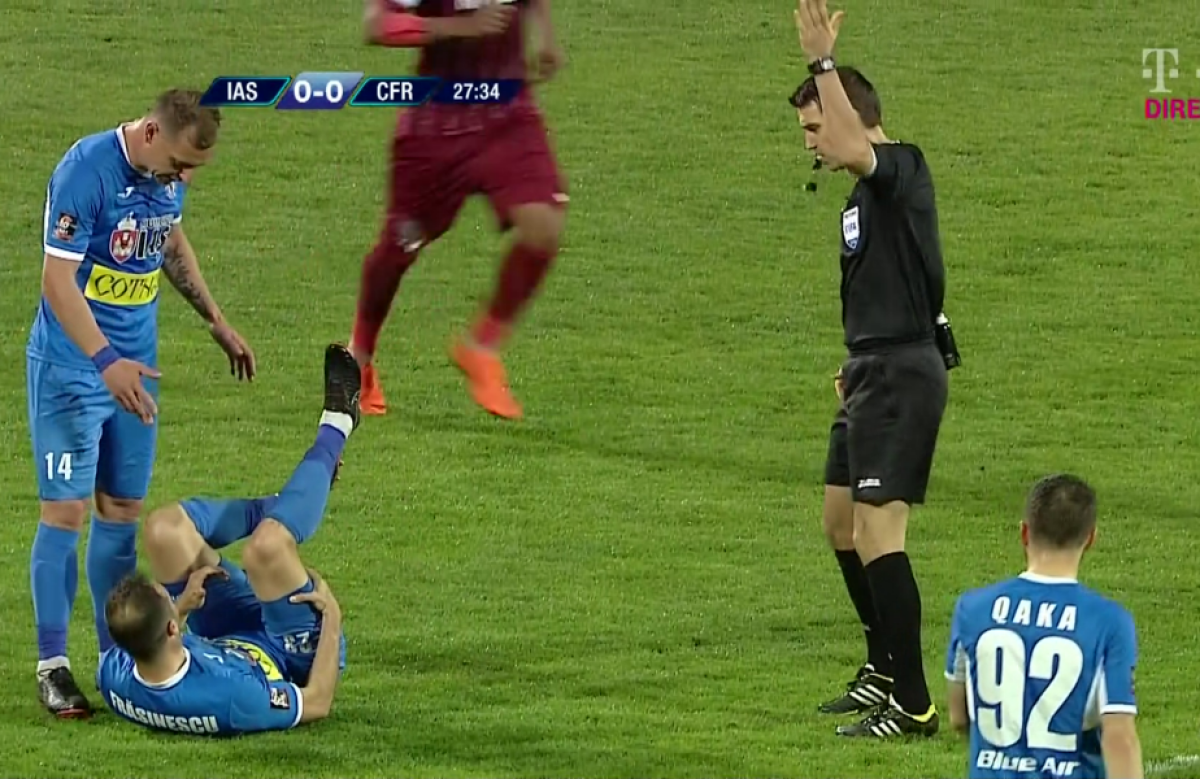 VIDEO FOTO Coincidență incredibilă în Liga 1 » Doi jucători s-au rupt la aceeași fază, fără să se atingă! Probleme mari pentru Dan Petrescu