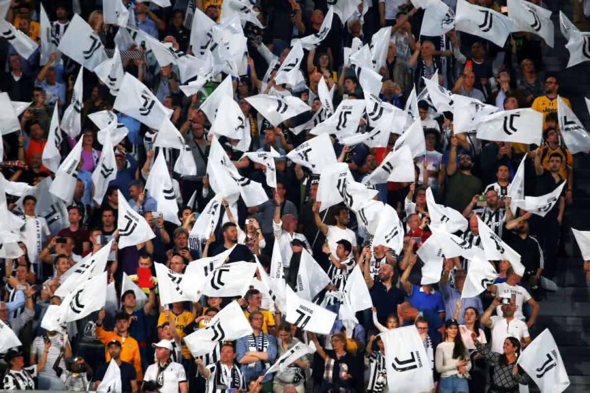 VIDEO + FOTO Nebunie în Serie A! Napoli câștigă dramatic cu Juventus și se apropie la un punct de lider. Cum a sărbătorit Chiricheș victoria în vestiar