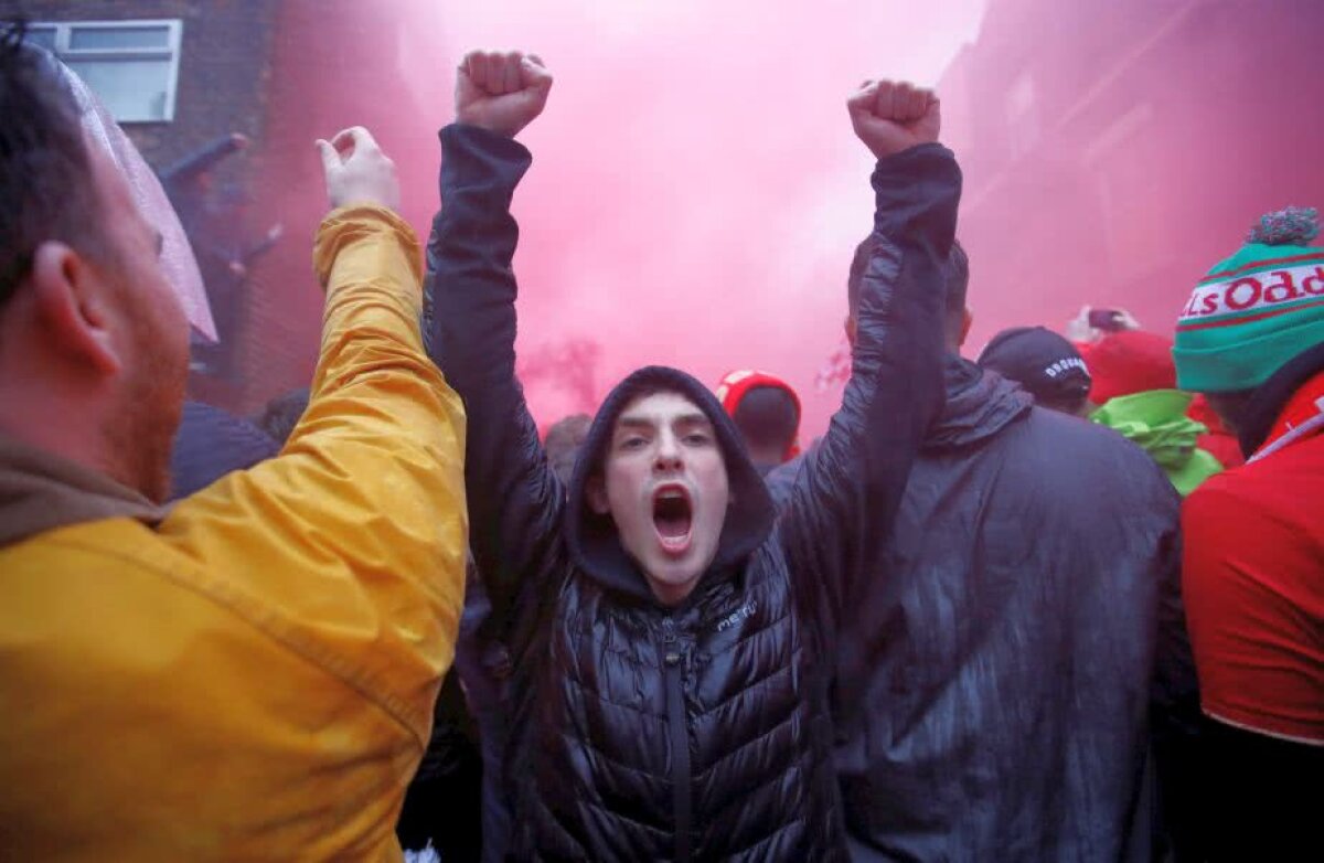 LIVERPOOL - AS ROMA // FOTO + VIDEO Atmosferă electrizantă pe străzile din Liverpool! Fanii "cormoranilor" au făcut spectacol înaintea meciului cu AS Roma