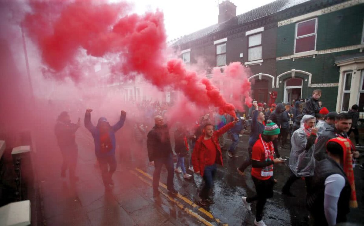 LIVERPOOL - AS ROMA // FOTO + VIDEO Atmosferă electrizantă pe străzile din Liverpool! Fanii "cormoranilor" au făcut spectacol înaintea meciului cu AS Roma