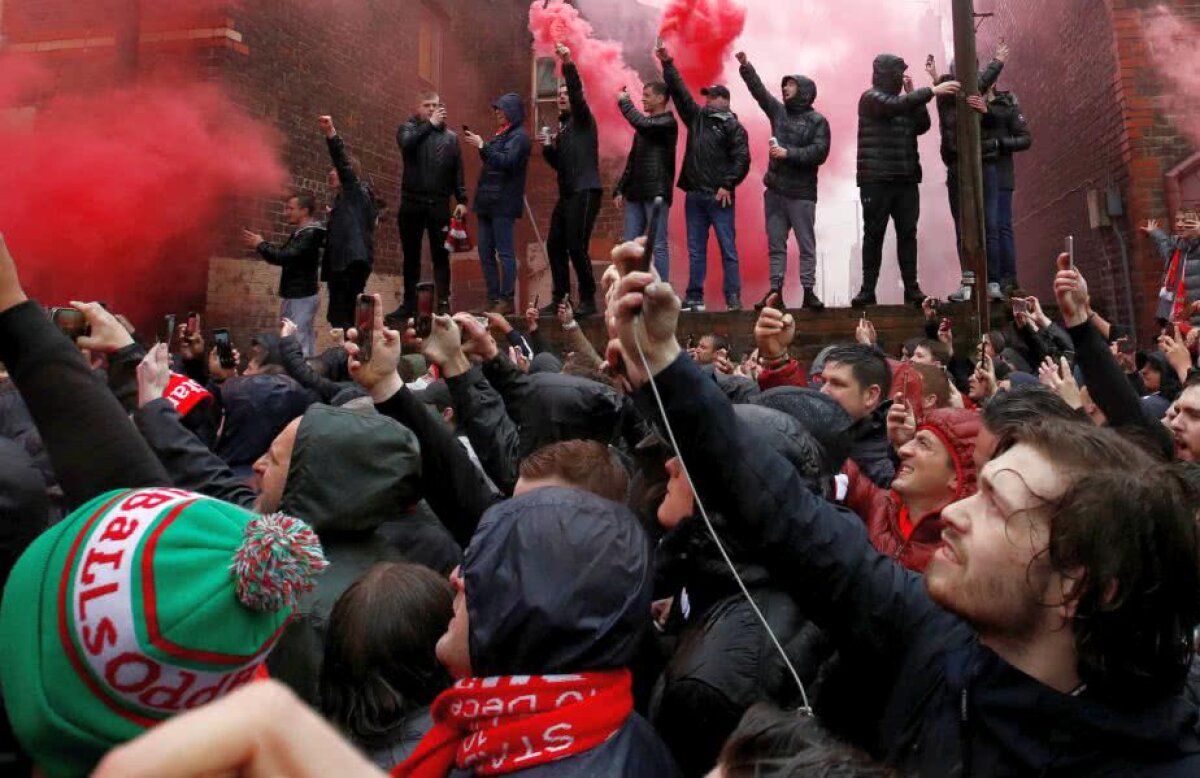 LIVERPOOL - AS ROMA // FOTO + VIDEO Atmosferă electrizantă pe străzile din Liverpool! Fanii "cormoranilor" au făcut spectacol înaintea meciului cu AS Roma