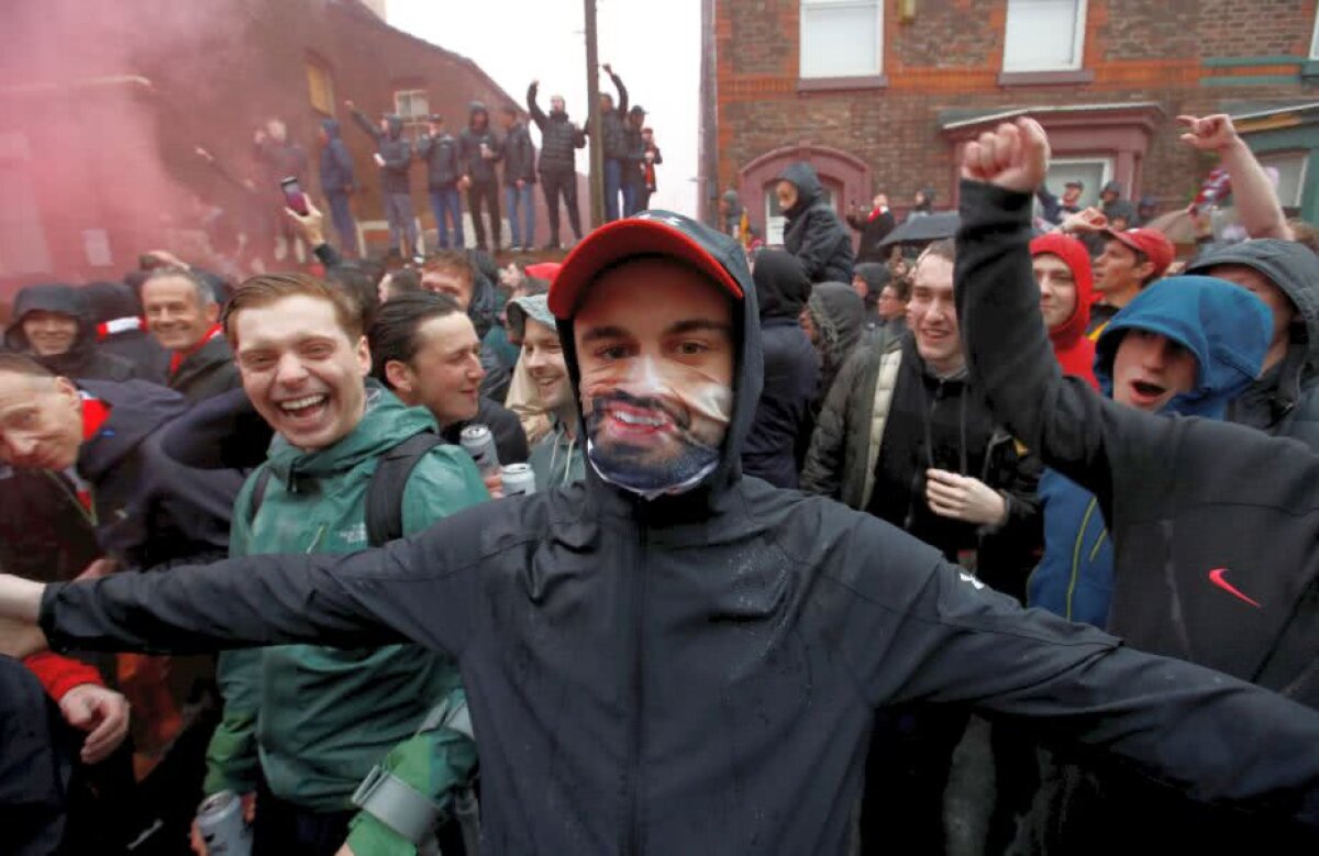 LIVERPOOL - AS ROMA // FOTO + VIDEO Atmosferă electrizantă pe străzile din Liverpool! Fanii "cormoranilor" au făcut spectacol înaintea meciului cu AS Roma