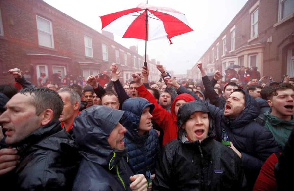 LIVERPOOL - AS ROMA // FOTO + VIDEO Atmosferă electrizantă pe străzile din Liverpool! Fanii "cormoranilor" au făcut spectacol înaintea meciului cu AS Roma