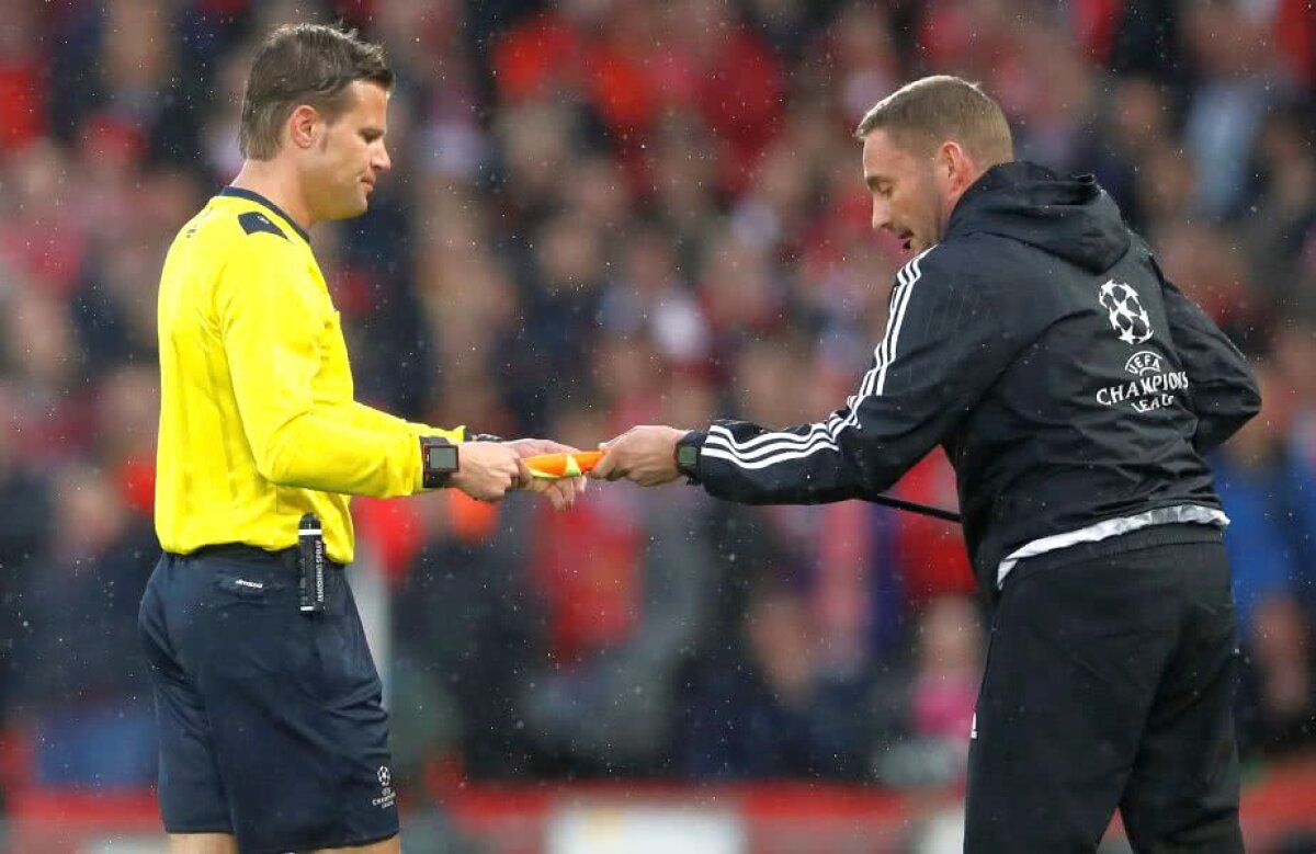 LIVERPOOL - AS ROMA // Probleme, băieți? Ce au pățit arbitrii în startul meciului de pe Anfield Road