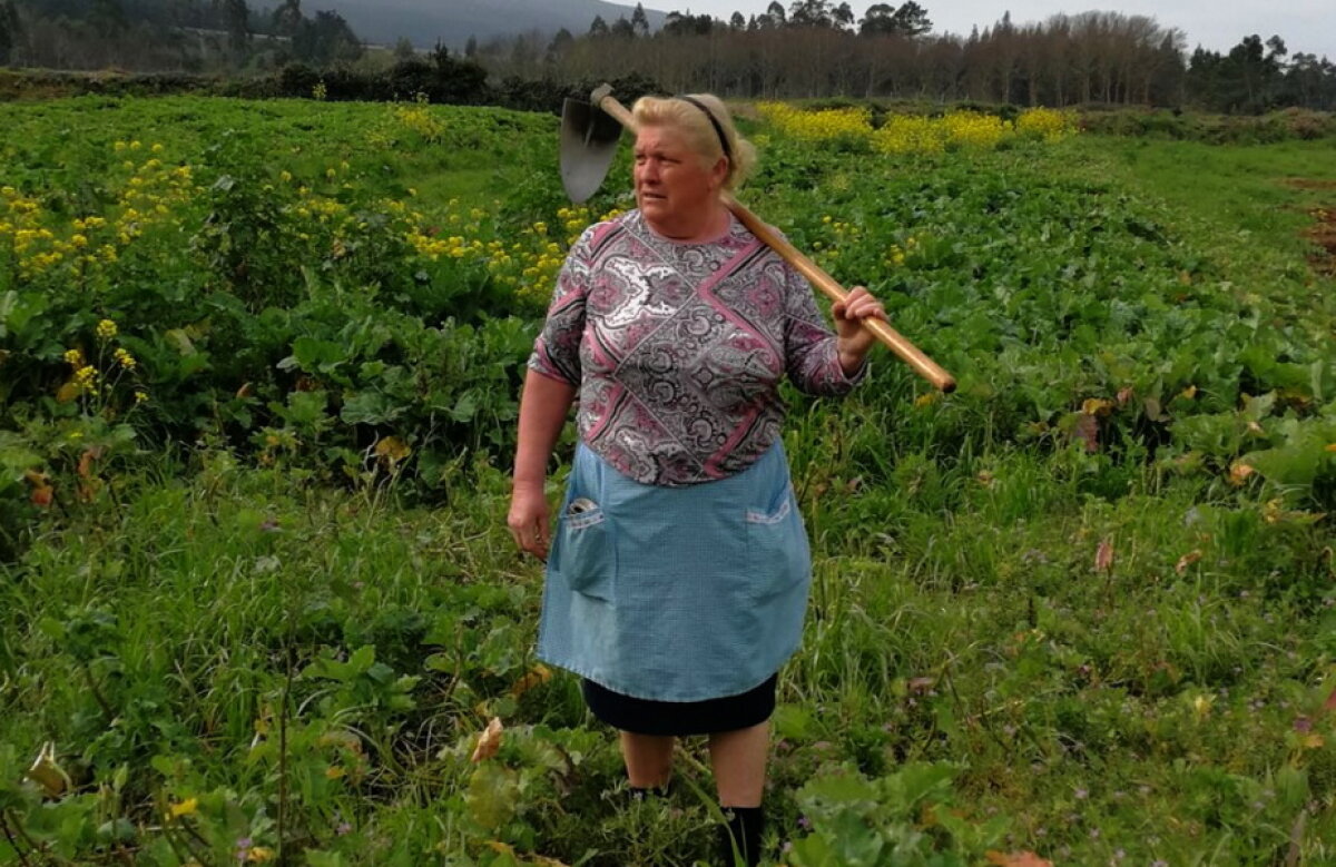 Fotografia care pare ireală. O femeie seamănă identic cu Donald Trump!