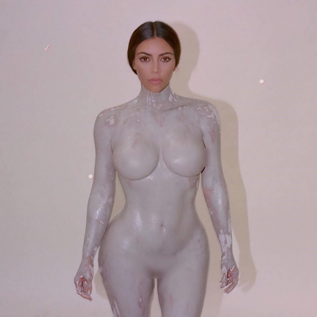 GALERIE FOTO Kim Kardashian, dezbrăcată complet în cel mai nou pictorial
