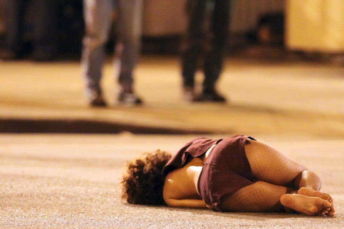 GALERIE FOTO Halle Berry, surprinsă cu sânii la vedere în plină stradă