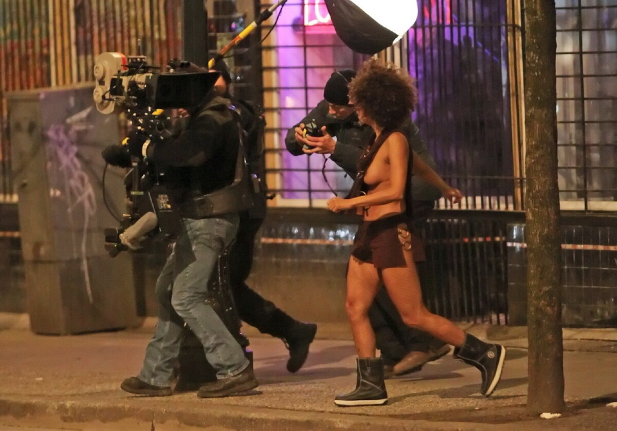GALERIE FOTO Halle Berry, surprinsă cu sânii la vedere în plină stradă