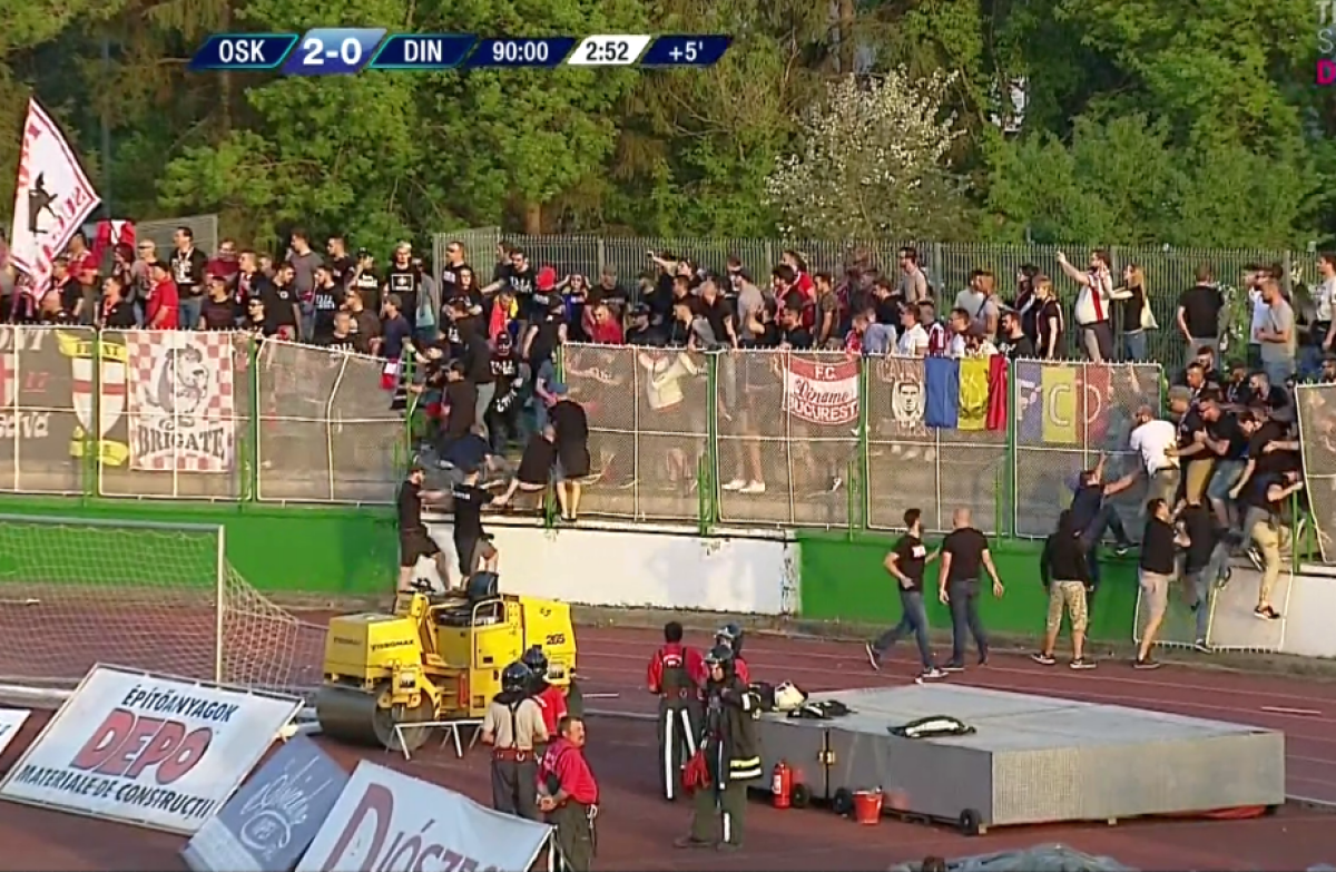 FOTO Incidente la Sf. Gheorghe! Fanii dinamoviști au furat steagul Ungariei » Dănciulescu, victima forțelor de ordine: "Am primit 5 jeturi de gaze lacrimogene și șuturi în fund"