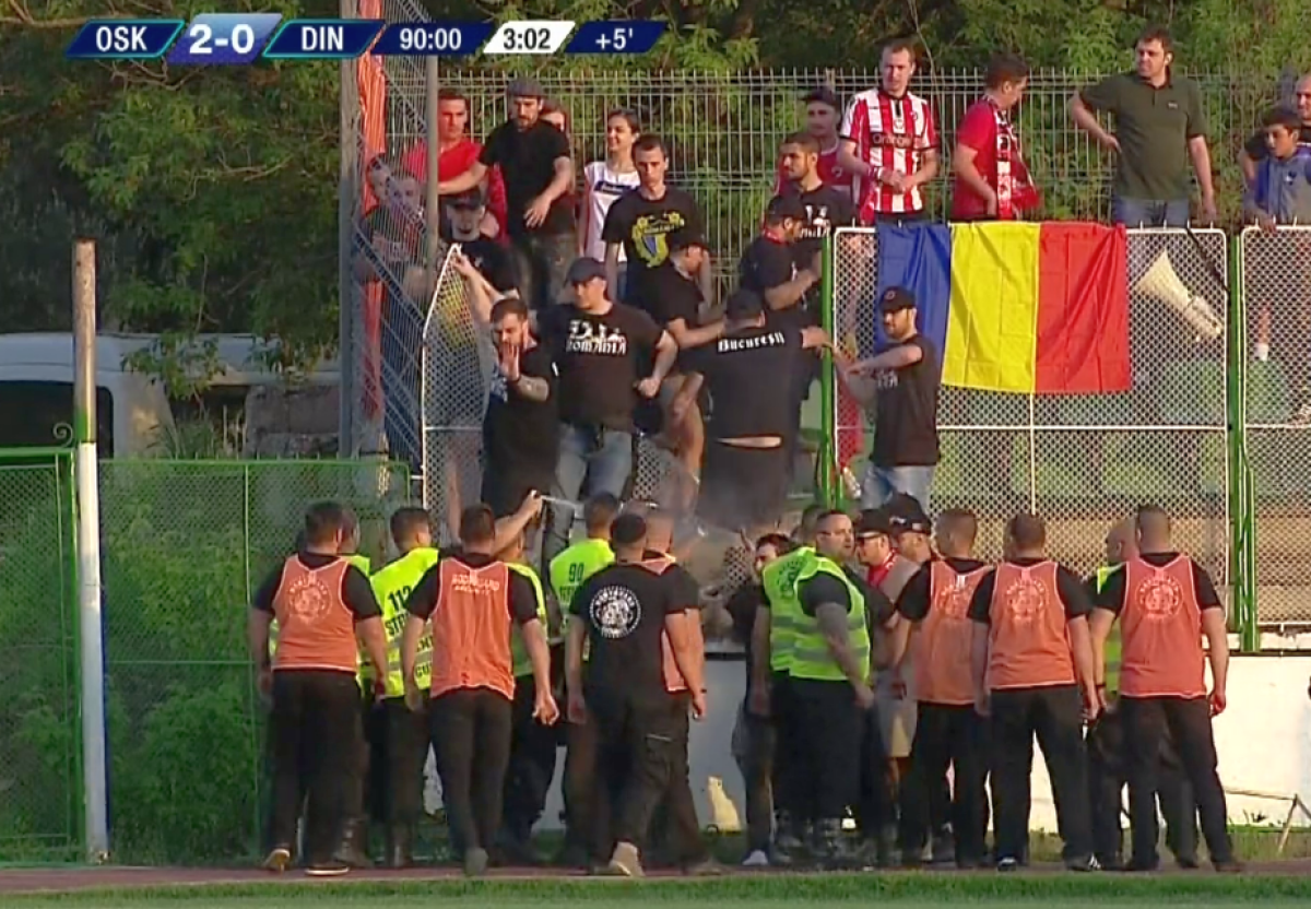 FOTO Incidente la Sf. Gheorghe! Fanii dinamoviști au furat steagul Ungariei » Dănciulescu, victima forțelor de ordine: "Am primit 5 jeturi de gaze lacrimogene și șuturi în fund"