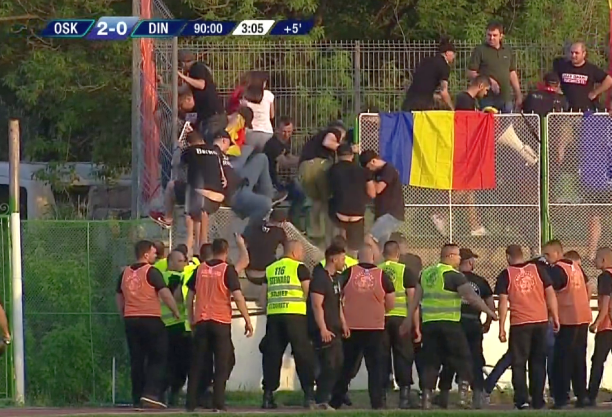 FOTO Incidente la Sf. Gheorghe! Fanii dinamoviști au furat steagul Ungariei » Dănciulescu, victima forțelor de ordine: "Am primit 5 jeturi de gaze lacrimogene și șuturi în fund"